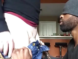 Negão boqueteiro arrancando leite hack casado