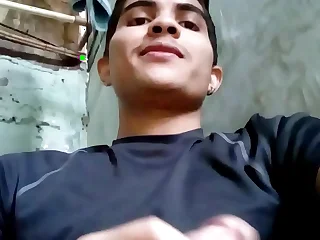 Novinho mostrando o pau